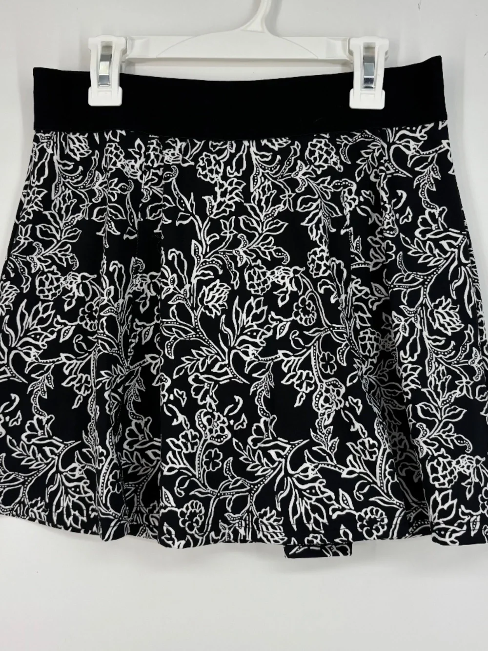 Tommy Bahama Womens Small Everyday Active Skort Black White Floral A-Line Short